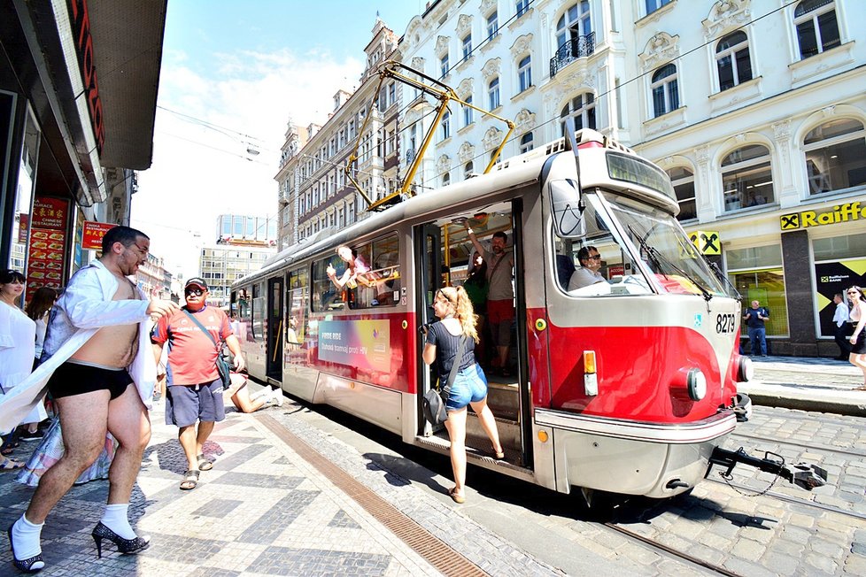 Prahou projela duhová tramvaj, která opět po roce vzbudila v ulicích metropole rozruch. Obnažení muži vyskakovali z vozu a lítali po perónu jako splašení.