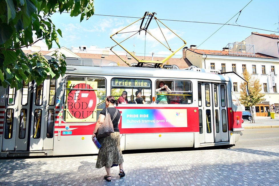 Prahou projela duhová tramvaj, která opět po roce vzbudila v ulicích metropole rozruch. Obnažení muži vyskakovali z vozu a lítali po perónu jako splašení.