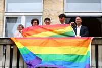 Začíná festival Prague Pride: Magistrát zdobí duhová vlajka, ministr Lipavský podpořil manželství pro všechny
