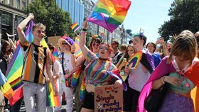 Duhový pochod Prague Pride se vydal z Václavského náměstí na Letnou