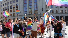 Duhový pochod Prague Pride se vydal z Václavského náměstí na Letnou