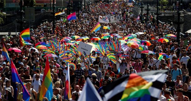 Duhový průvod Prague Pride dorazil na Letnou.