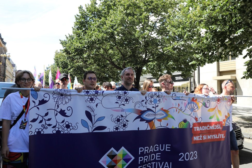 Ministr zahraničí Jan Lipavský (Piráti) a pražský náměstek Zdeněk Hřib (Piráti) na Prague Pride.