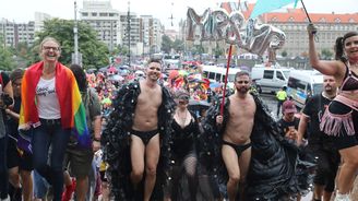 Je Bůh homosexuál? Účast Boha na průvodu Prague Pride zaskočila církev i celou křesťanskou veřejnost