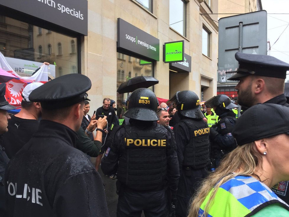 Pochod Prague Pride 2019 narušili pravicoví extremisté.