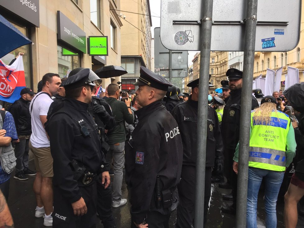 Pochod Prague Pride 2019 narušili pravicoví extremisté.