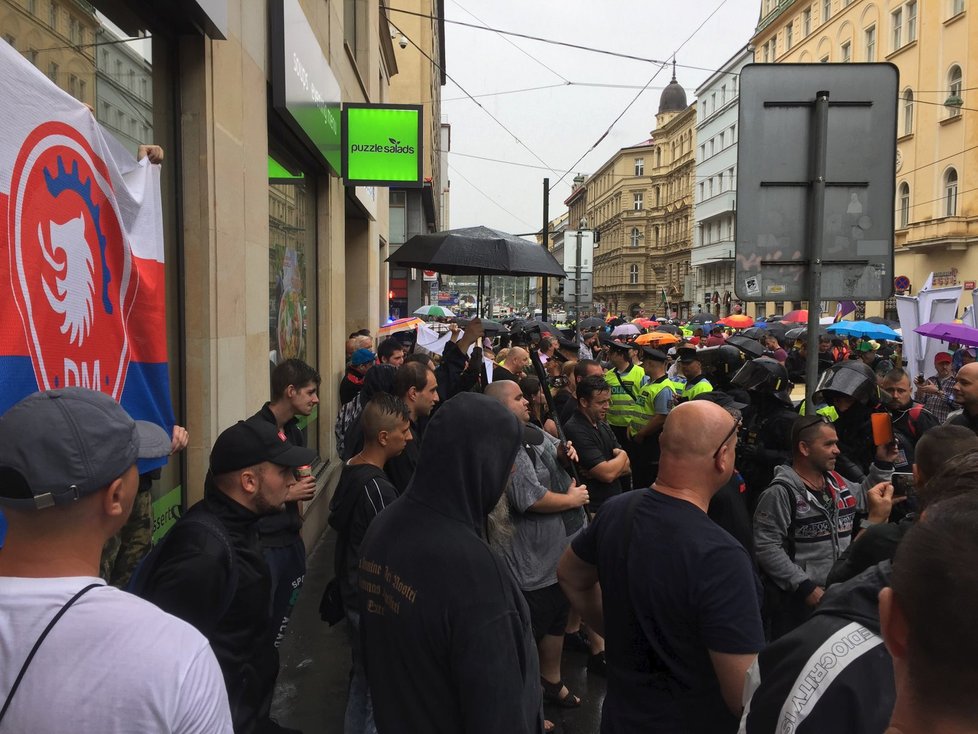 Pochod Prague Pride 2019 narušili pravicoví extremisté.