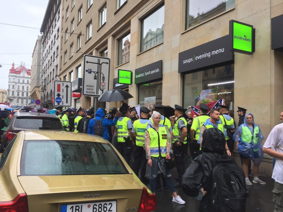 Pochod Prague Pride 2019 narušili pravicoví extremisté.