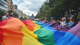 Jak se jako gay nebo lesba vyrovnat s reakcí příbuzných? Duhové dny Prague Pride letos ovládne rodina 
