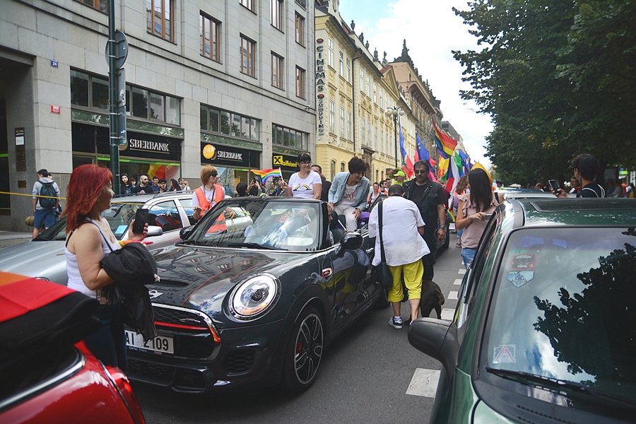 Ester Janečková jela ve voze se svou rodinou