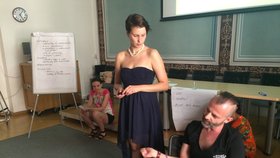 Kateřina Baňacká pomáhá lidem, kteří zažili homofobní útok. O tomto tématu uspořádala v rámci Prague Pride i workshop.