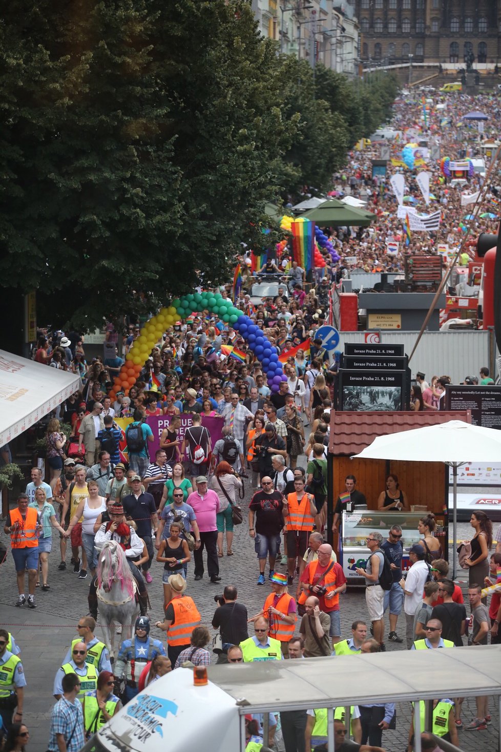 Tradiční průvod Prague Pride omezí na několik hodin dopravu v centru Prahy.