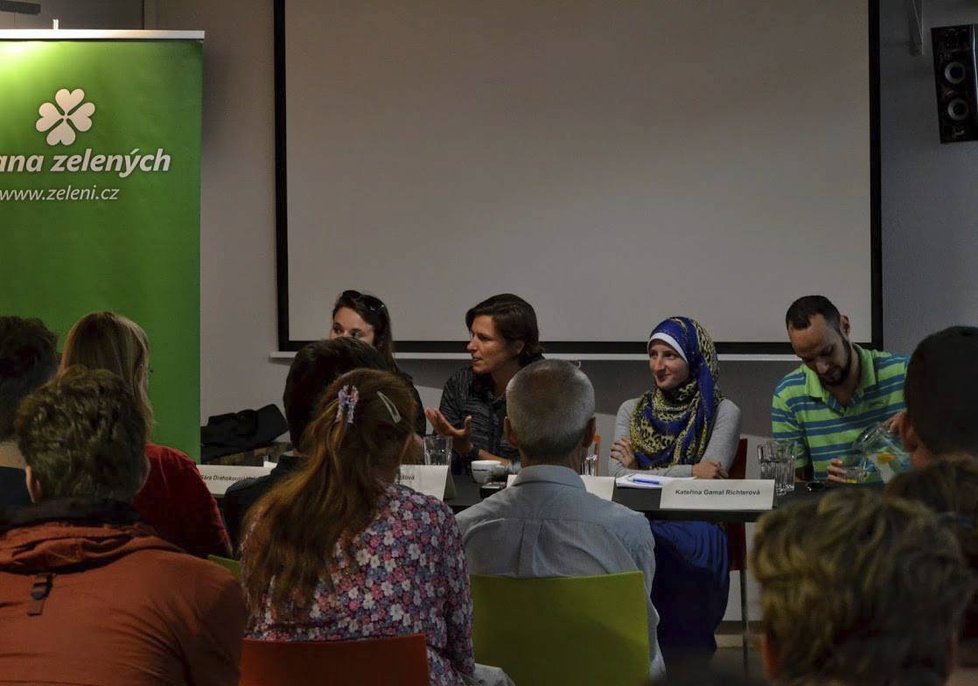 Na přednášku o vztahu islámu k LGBT komunitě přišly desítky lidí.
