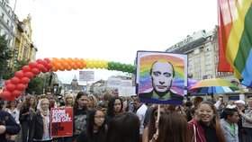 Prague Pride 2014: V čele pochodu nesli homosexuálové karikaturu Putina.