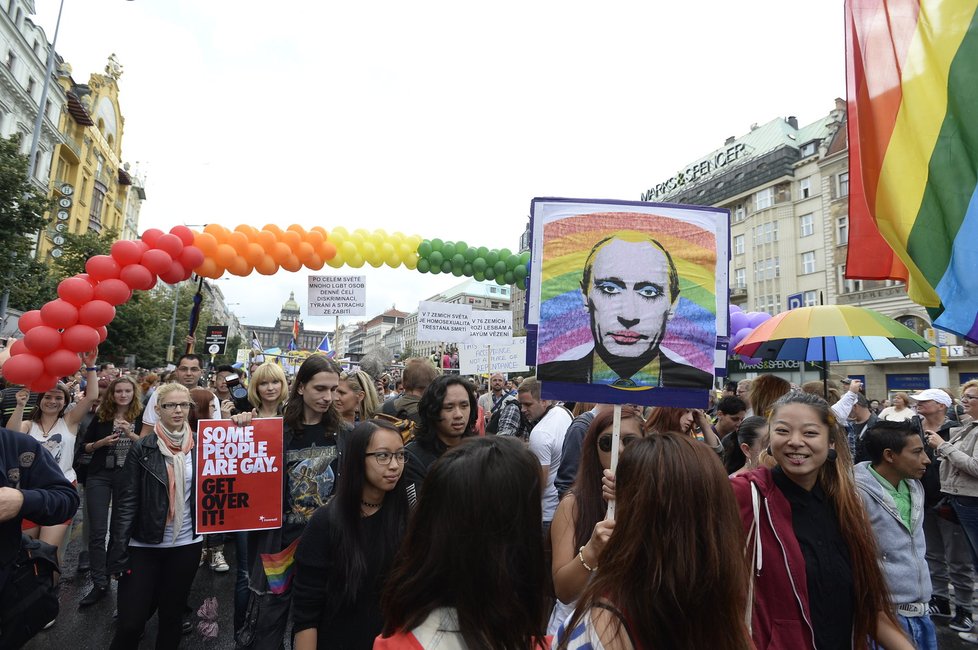 V čele pochodu nesli homosexuálové karikaturu Putina.