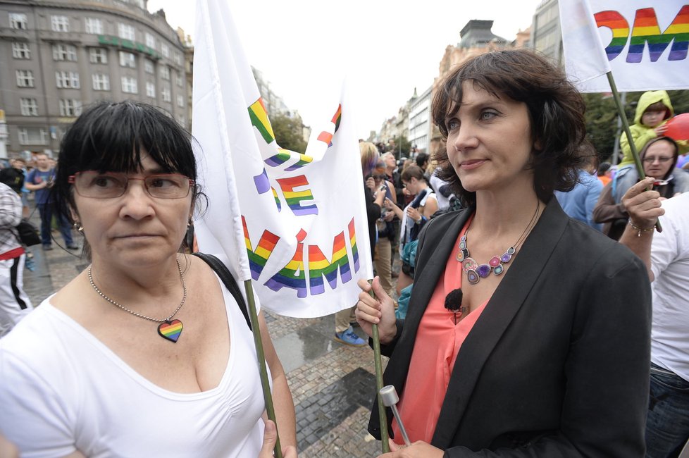 Ester Janečková se svou sestrou a maminkou Filipa Svatavou v průvodu Prague Pride 2014.