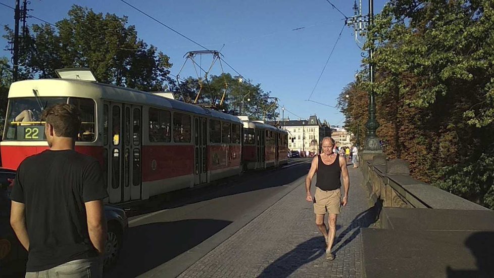 Střelecký ostrov se proměnil v duhovou říši. Duhou hrály i lampy