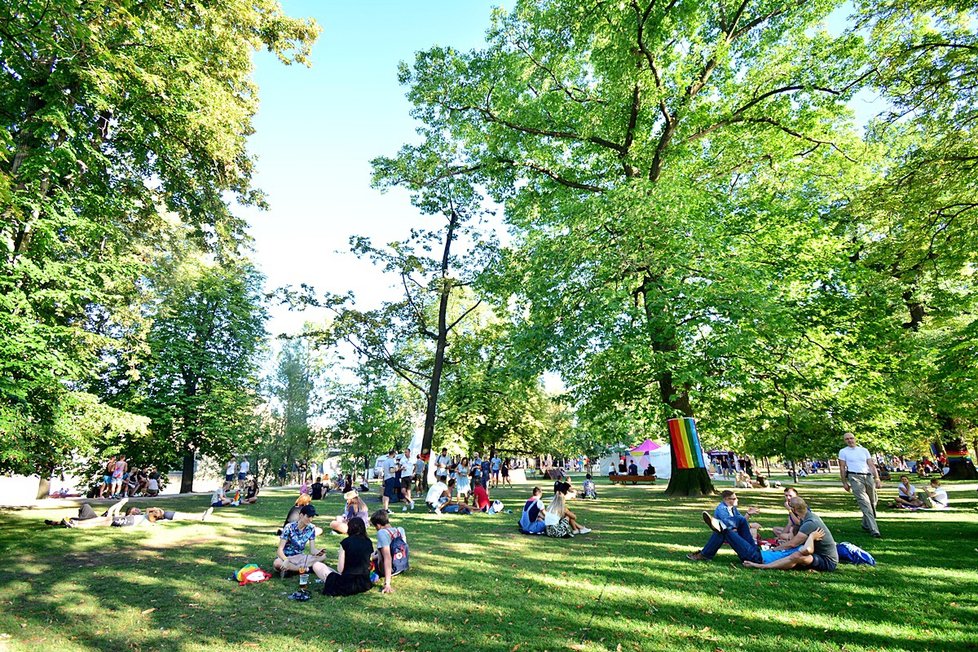 Střelecký ostrov se proměnil v duhovou říši. Duhou hrály i lampy