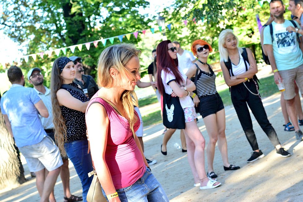 Střelecký ostrov se proměnil v duhovou říši. Duhou hrály i lampy