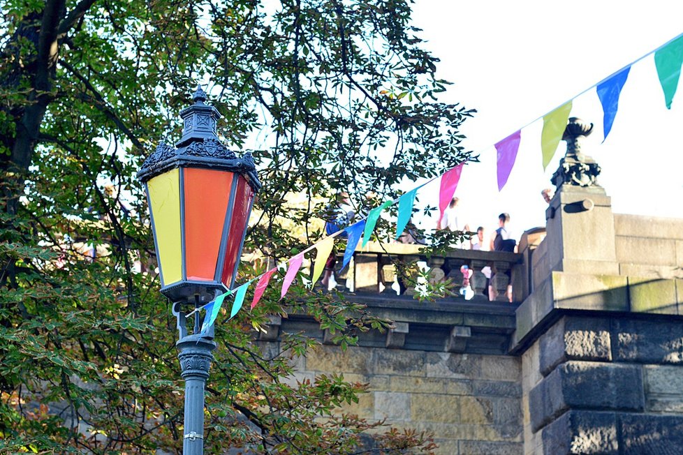 Střelecký ostrov se proměnil v duhovou říši. Duhou hrály i lampy.