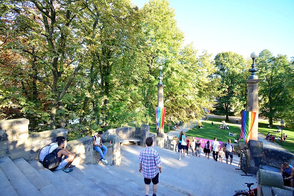 Střelecký ostrov se proměnil v duhovou říši. Duhou hrály i lampy