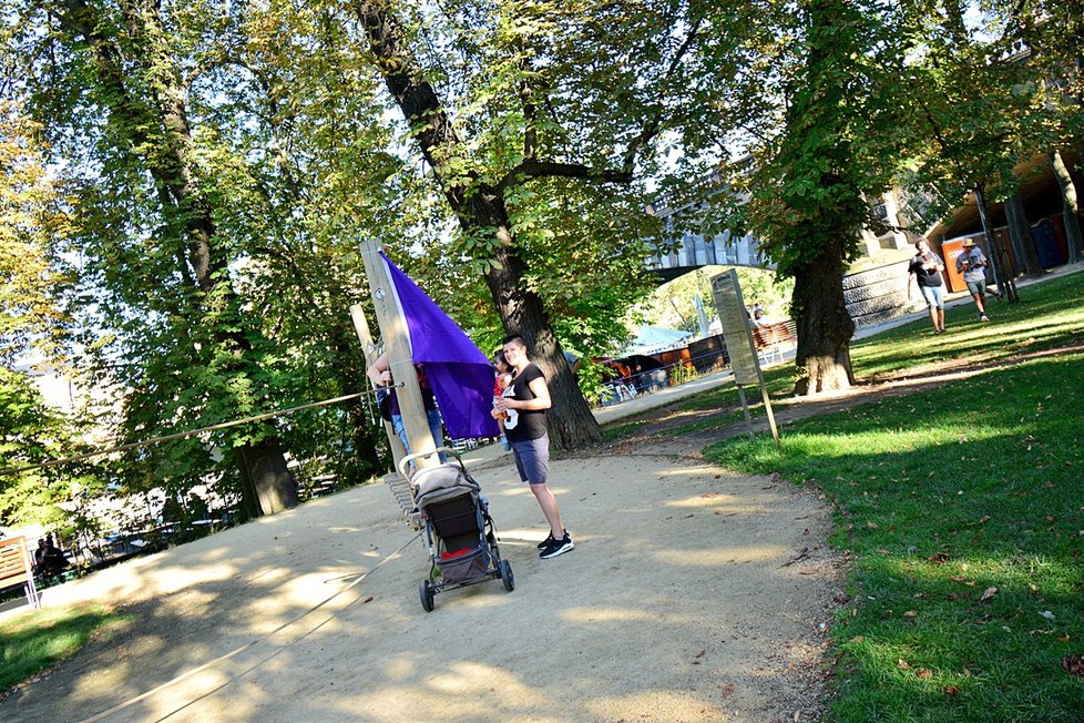 Střelecký ostrov se proměnil v duhovou říši. Duhou hrály i lampy