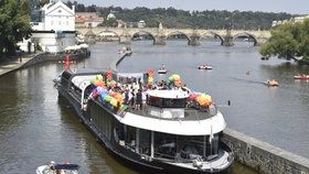 Prague Pride 2020: Místo tradičního průvodu vypluly na Vltavu duhové lodě, kvůli koronaviru