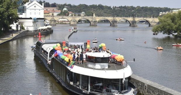 Prague Pride 2020: Místo tradičního průvodu vypluly na Vltavu duhové lodě, kvůli koronaviru