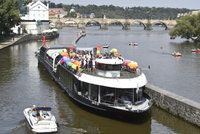 Prague Pride 2020: Místo tradičního průvodu vypluly na Vltavu duhové lodě, kvůli koronaviru