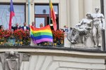  V Praze začal festival Prague Pride. Na balkóně pražského magistrátu zavlála duhová vlajka. (2. srpna 2021)