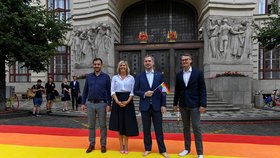V Praze začal festival Prague Pride. Na balkóně pražského magistrátu zavlála duhová vlajka a před budovou vznikl také tzv. duhový přechod. (2. srpna 2021)