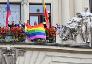  V Praze začal festival Prague Pride. Na balkóně pražského magistrátu zavlála duhová vlajka. (2. srpna 2021)