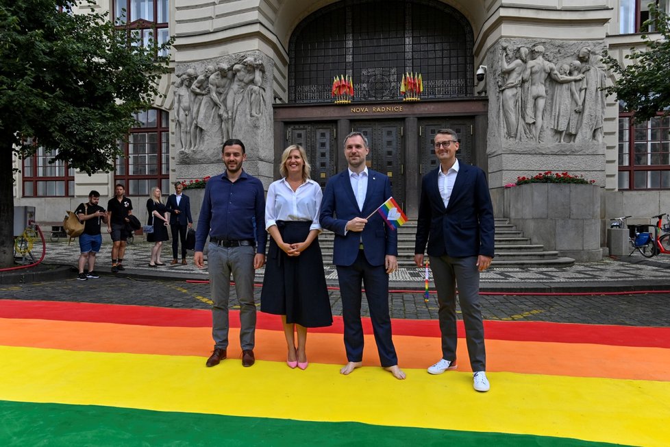 V Praze začal festival Prague Pride. Na balkóně pražského magistrátu zavlála duhová vlajka a před budovou vznikl také tzv. duhový přechod. (2. srpna 2021)