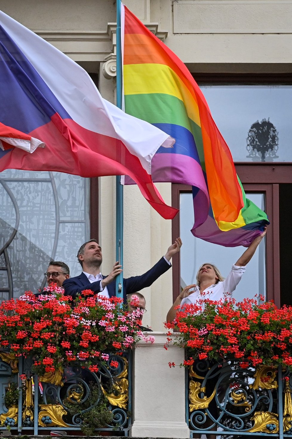  V Praze začal festival Prague Pride. Na balkóně pražského magistrátu zavlála duhová vlajka. (2. srpna 2021)