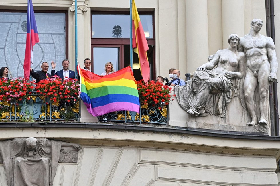 V Praze začal festival Prague Pride. Na balkóně pražského magistrátu zavlála duhová vlajka. (2. srpna 2021)