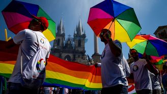 Více lásky pro všechny. Prahou prošel Prague Pride, na účastníky pokřikovali pobožní odpůrci Více lásky pro všechny. Prahou prošel Prague Pride, na účastníky pokřikovali pobožní odpůrci