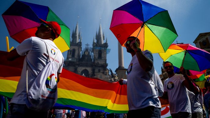 Prague Pride vrcholí, v ulicích jsou tisíce lidí. Prague Pride vrcholí, v ulicích jsou tisíce lidí.