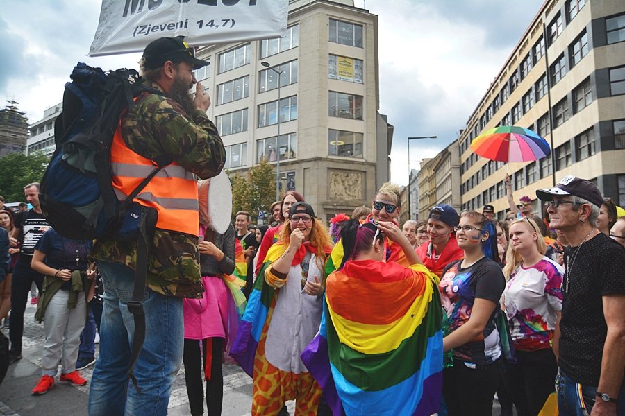 Prague Pride letos přilákalo ještě víc lidí. V průvodu jich bylo okolo 35 tisíc.