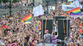Centrum Prahy v barvách duhy: Městem projde průvod Prague Pride, omezí dopravu