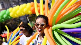 VIDEO: 40 tisíc lidí v duhovém průvodu Prague Pride: Do tance se dali i turisté