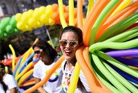 VIDEO: 40 tisíc lidí v duhovém průvodu Prague Pride: Do tance se dali i turisté