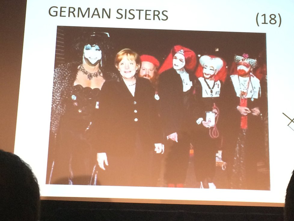 Ukázka z prezentace sester: Další města a jejich kostýmy.