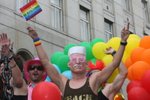 Kvůli výrokům o deviantech si lidé dělali z Klause v průvodu Prague Pride legraci. Jeho figuríně nasadili i růžové brýle.