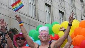 Kvůli výrokům o deviantech si lidé dělali z Klause v průvodu Prague Pride legraci. Jeho figuríně nasadili růžové brýle.