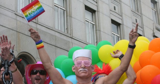 Kvůli výrokům o deviantech si lidé dělali z Klause v průvodu Prague Pride legraci. Jeho figuríně nasadili i růžové brýle.