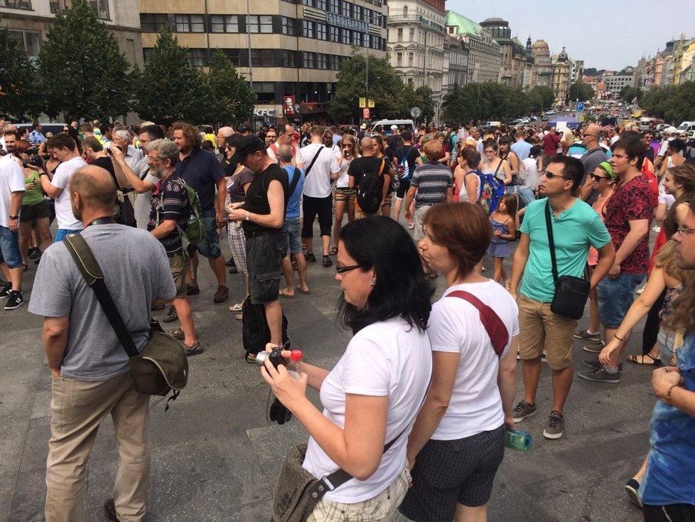 Hodinu a čtvrt před začátkem Prague pride