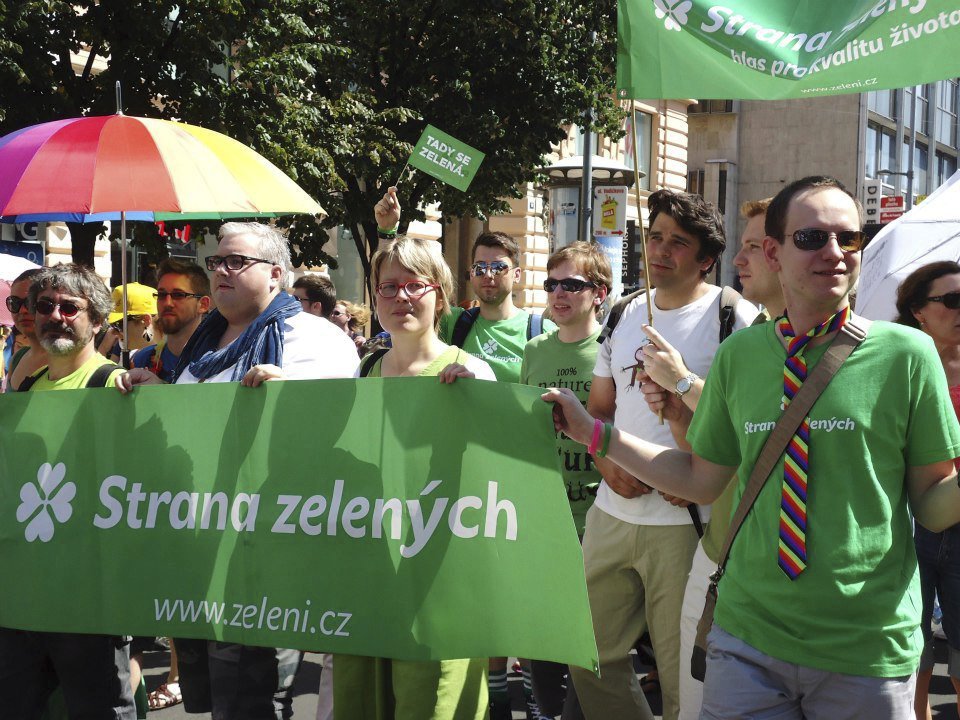 Zelení, kteří vyvěsili vlajku na magistrátu, se průvodů účastní každoročně. Náměstkyně primátorky Petra Kolínská půjde také letos.