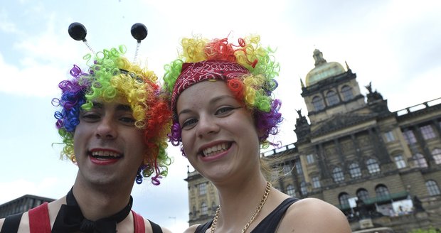 Gayové a lesbičky z Čech i zahraničí se scházejí v Praze k průvodu.