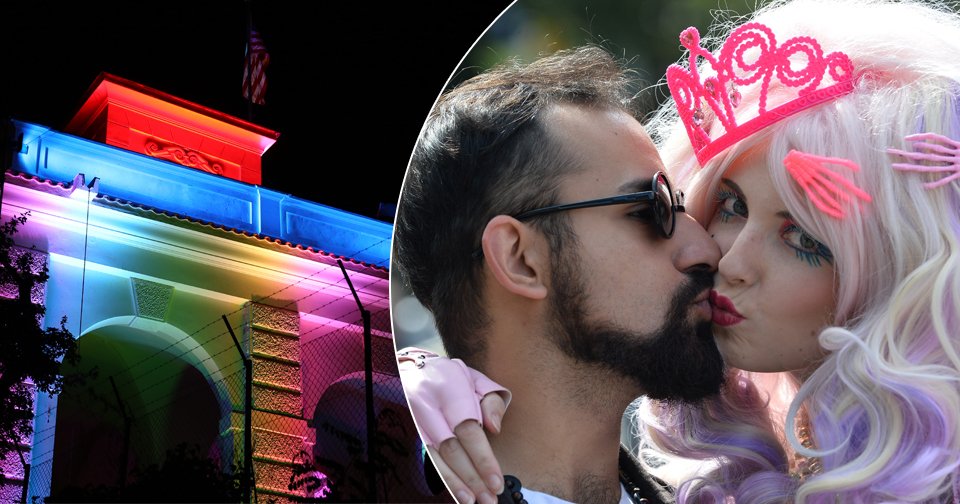 Na Václavském náměstí se kolem poledne začaly scházet stovky účastníků karnevalového průvodu gayů, leseb, bisexuálů a transsexuálů Prague Pride.