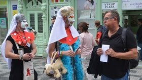 Během Prague Pride vyzývala duhová tramvaj k bezpečnému sexu a pravidelným kontrolám na pohlavně přenosné choroby.